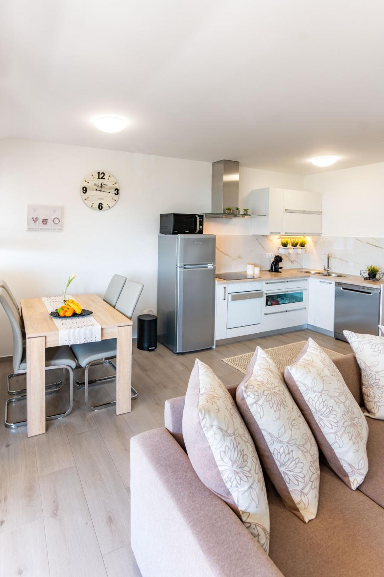 Apartman Petra S Pogledom Na More Banjol Eksteriør bilde