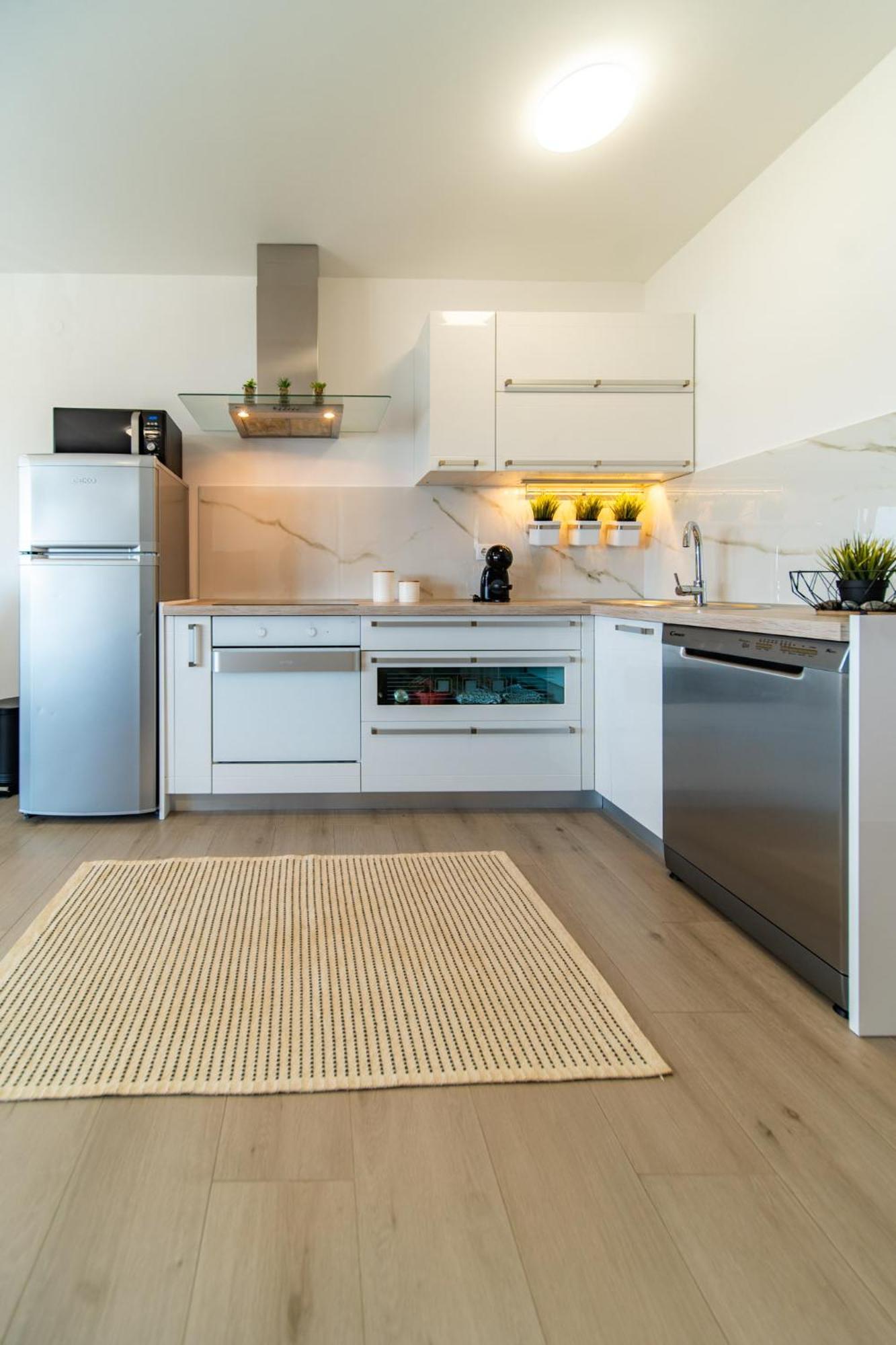 Apartman Petra S Pogledom Na More Banjol Eksteriør bilde